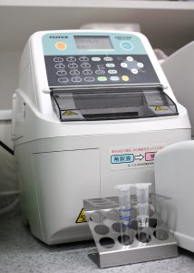 【ホルモン測定器】甲状腺機能検査、副腎皮質機能検査、肝機能検査が可能です。１０分で結果が出ます。 わんちゃんに多い甲状腺機能低下症や副腎皮質機能亢進症・低下症、猫ちゃんに多い甲状腺機能亢進症、更に肝機能検査に必要な総胆汁酸測定までを、外注検査に頼らずに、少ない採血量で院内ですぐに診断可能です。